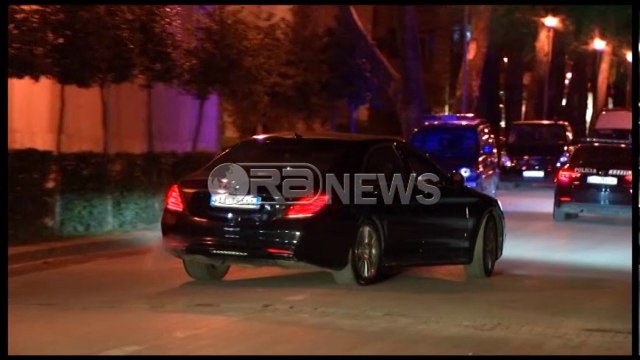 Opozita në çadër poshtë kryeministrisë, Rama e Meta darkojnë deri në 01:00 të mëngjesit