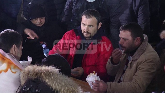 Report TV - Nata e katërt e protestës së PD-së, këngë e valle para Kryeministrisë