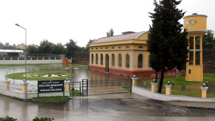 Yarım Saatte Caddeler Göle Döndü, Onlarca Araç Yolda Kaldı