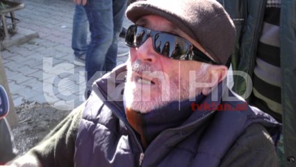 Grevistët e urisë në Zharrëz nisën marshimin drejt Tiranës