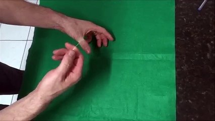 Mágica do Elástico que Atravessa o Dedo