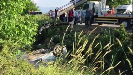 Sakarya Otomobille Kafa Kafaya Çarpışarak Dereye Uçtu: 1 Ölü, 1 Yaralı