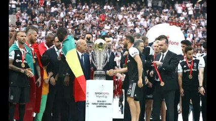 Şampiyon Beşiktaş Kupasını Aldı