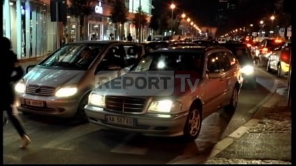 Report TV - Çadra e PD në Bulevard paralizon trafikun në Tiranë