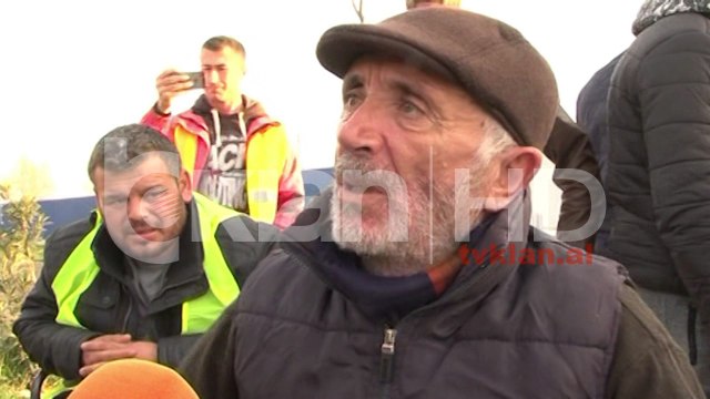 Në këmbë drejt Tiranës, grevistët e Zharrëzës mbërrijnë në Lushnjë