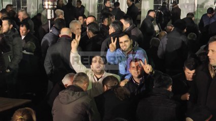 Report TV - Muzikë, lojëra dhe qirinj, si kaloi nata e pestë e protestës së PD