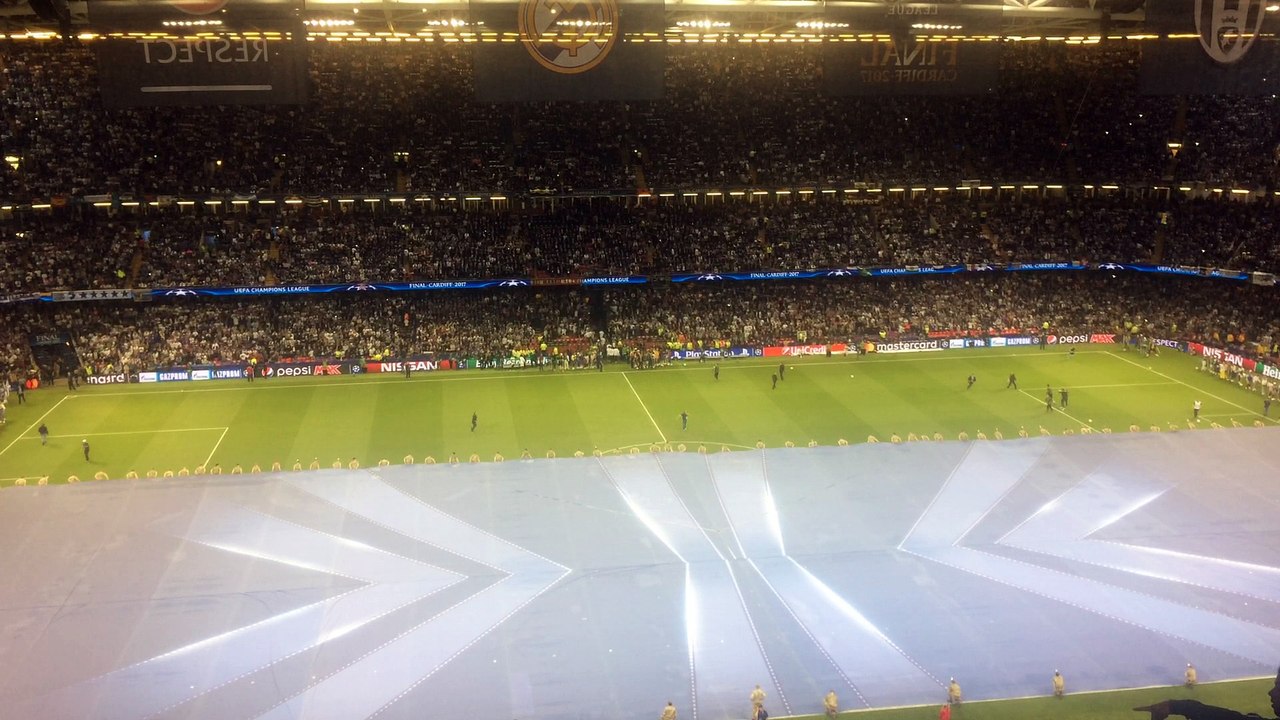 Το στήσιμο της σκηνής για τους Black Eyed Peas στο Κάρντιφ