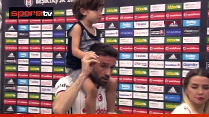 Beşiktaşlı futbolcular kutlamanın ardından stattan ayrıldı