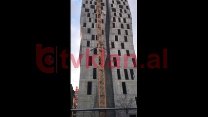 Video/ Një person tenton të hidhet nga pallati
