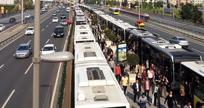 Metrobüs Arızası Yolcuları Perişan Etti! Uzun Kuyruklar Oluştu