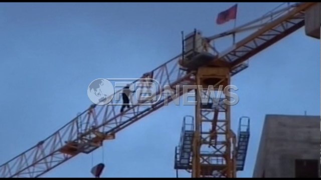 Tiranë - Ish-i përndjekuri kërcënon të hidhet nga vinçi, zbret pas një ore