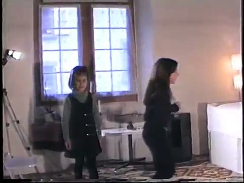 Zwei Lustige Mädchen ( Cousinen ) und der Papa hat kaum noch luft vor Lachen !