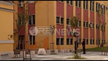 Tiranë - Ish-i përndjekuri kërcënon të hidhet nga vinçi, zbret pas një ore