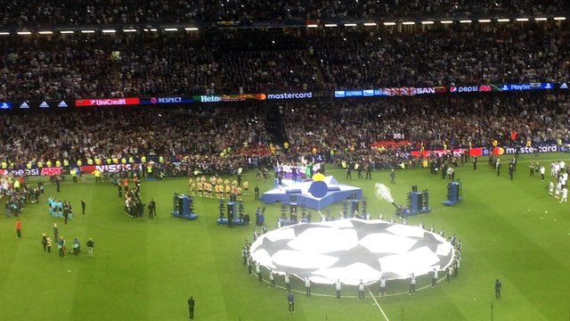 Η απονομή του τροπαίου στη Ρεάλ