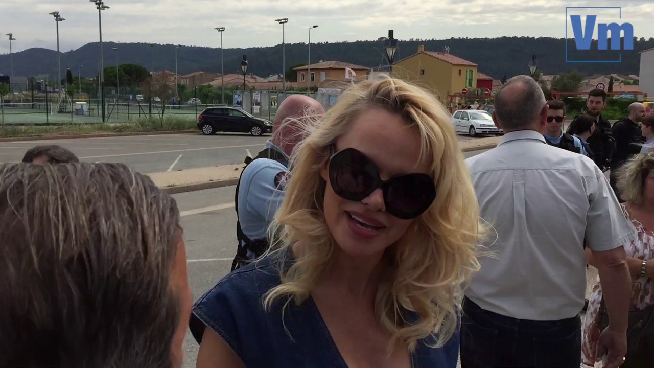 Pamela Anderson manifeste au Luc contre la présence d'animaux sauvages dans les cirques