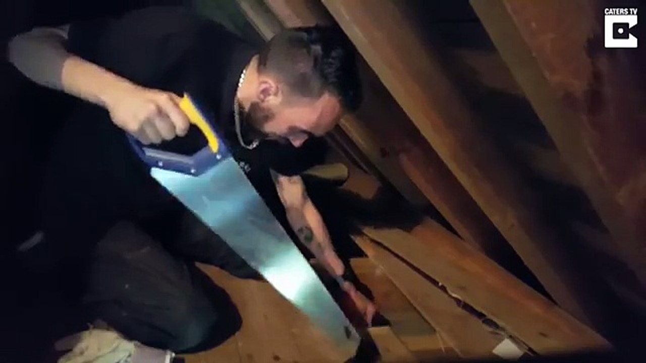 L'homme croit qu'un renard est piégé dans le grenier. Puis, quand il regarde dans le trou? Des yeux le fixent dans l'ob