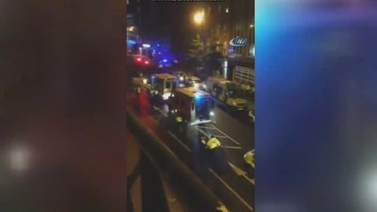 Londra'da Bir Minibüs Kalabalığa Daldı