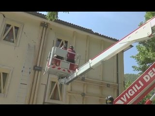 Ussita (MC) - Terremoto, messa in sicurezza in via Roma (03.06.17)