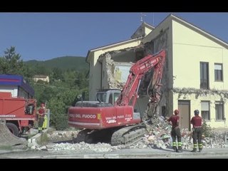 Pievetorina (MC) - Terremoto, demolita abitazione su strada provinciale 209 (03.06.17)