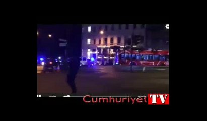 Londra'da minibüs kalabalığa daldı