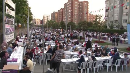 Mehdi Eker Başakşehirlilerle Birlikte Iftar Açtı