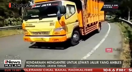 Jalan Raya Arah Ponorogo Ambles Akibat Longsor