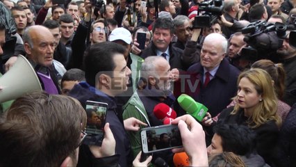 Report TV - Ditë e zezë për Bashën, e dëbojnë edhe protestuesit e Zharrëzës