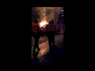 Video nga vendngjarja/ Shpërthen makina në Fier, një i plagosur