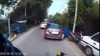 Course poursuite avec la police qui Termine Mal Thaïlande