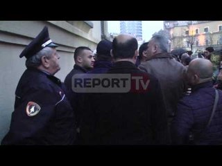 Report TV - Protestuesit e Zharrëzës përplasen me policinë
