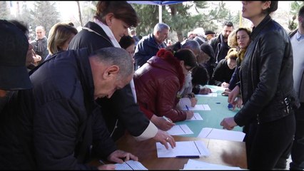 Report TV - Peticioni Pro Reformës, dyndje qytetarësh në stenda për të firmosur PRO. Firmos e Veliaj