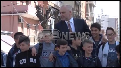 Ora News – Elbasan, Rama hipën në pirgun me zhavorr bën foto me fëmijët
