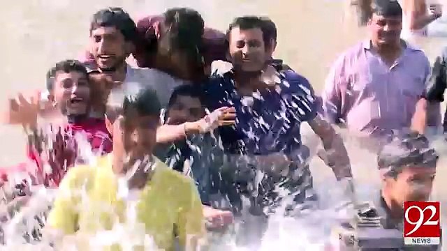 Citizens enjoying at Lahore canal due to loadshedding 03-06-2017 - 92NewsHDPlus