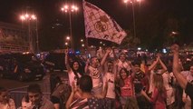 La cibeles se llena de miles de aficionados madridistas para celebrar la Duodécima