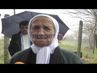 Report TV - Burrel, fshati Gropë pa rrugë, banorët   transportojnë të sëmurët në shpinë