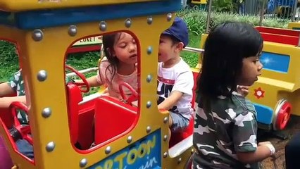 El Barack Alexander Senang Banget Jadi Masinis Kerata Api Mainan Anak