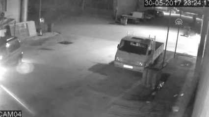 Otomobil Hırsızları Parmak Izlerini Silerken Görüntülendi