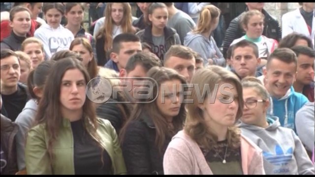 Ora News – Kodheli me maturantët në Klos: Ushtria, mundësi studimi jashtë