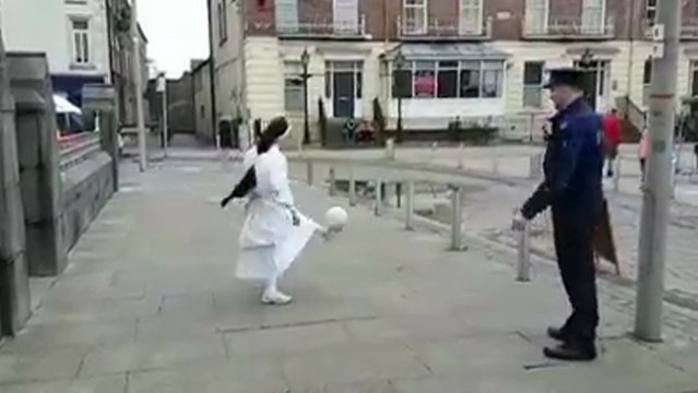 Un policier jongle avec une bonne soeur