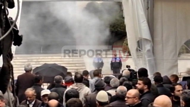 Report TV - Protestuesit hedhin miell drejt kryeministrisë si simbol të drogës