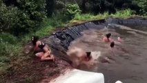 Ces filles se font violemment éjecter d'un toboggan aquatique