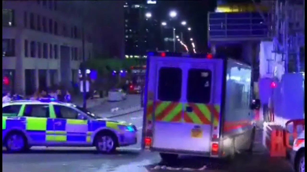 ISIS feiert London, Terror Anschlag in London viele Tote Bus rast in Menschen Gruppe
