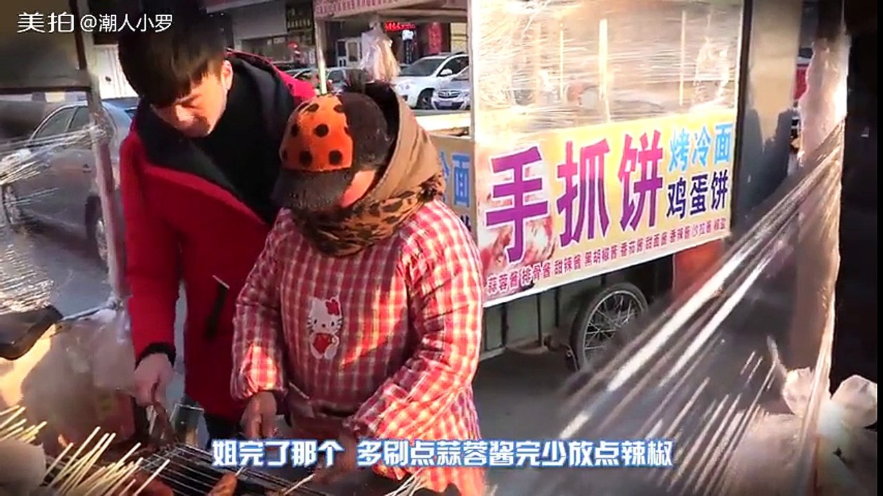 路边摊乱给顾客食物刷辣酱，还从袜子里拿出钱来说赔偿被爆打