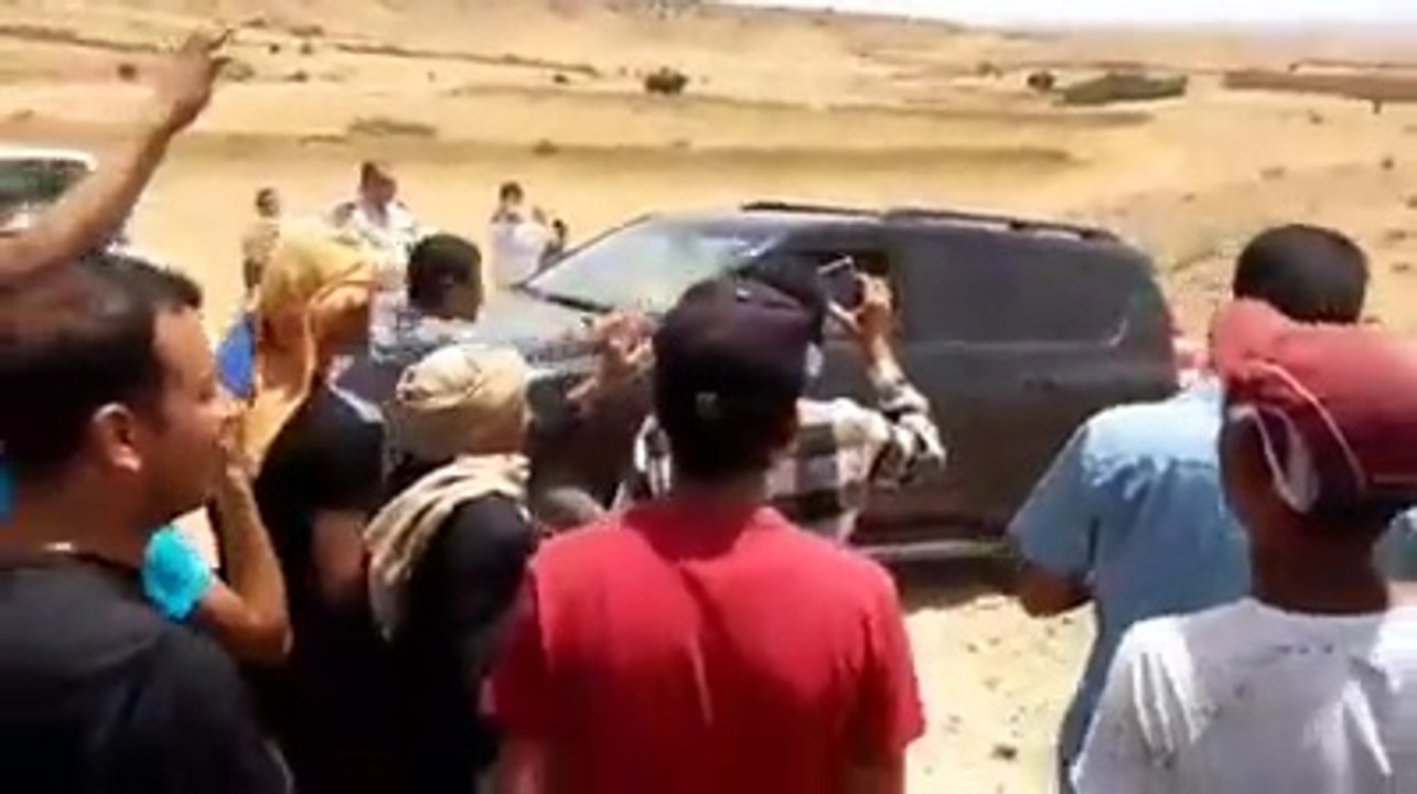 طرد والي سيدي بوزيد من أمام منزل الشهيد خليفة السلطاني ومحاولة ضربه