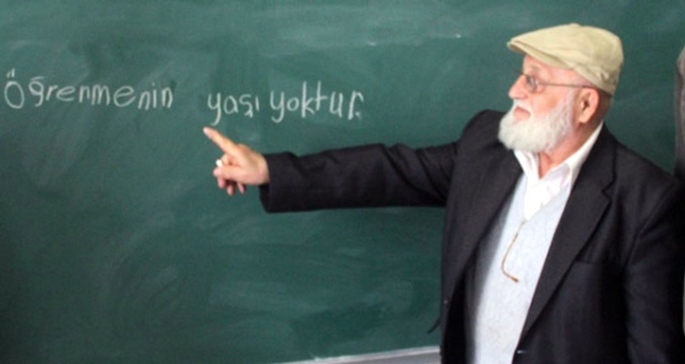 81 Yaşındaki Bayram Dede'nin Okuma Aşkı Herkese Örnek Olacak