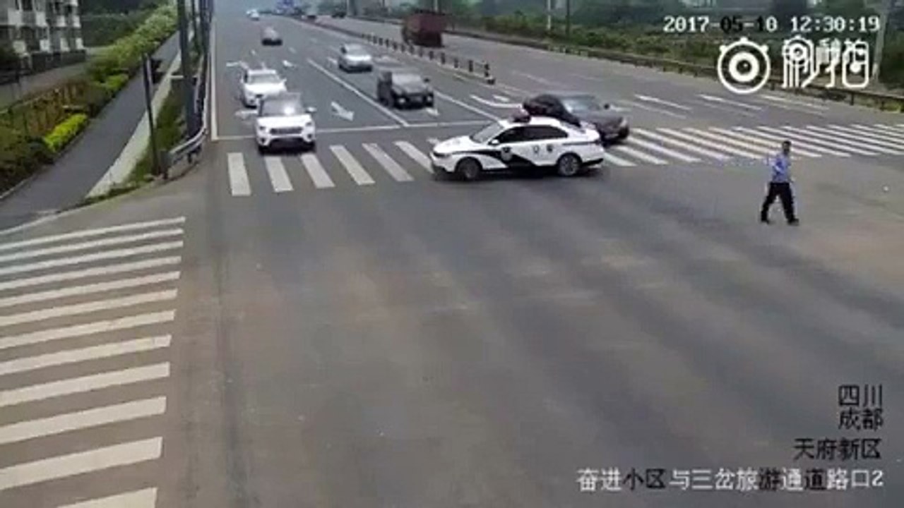 Un policier aide une personne agée pour traverser