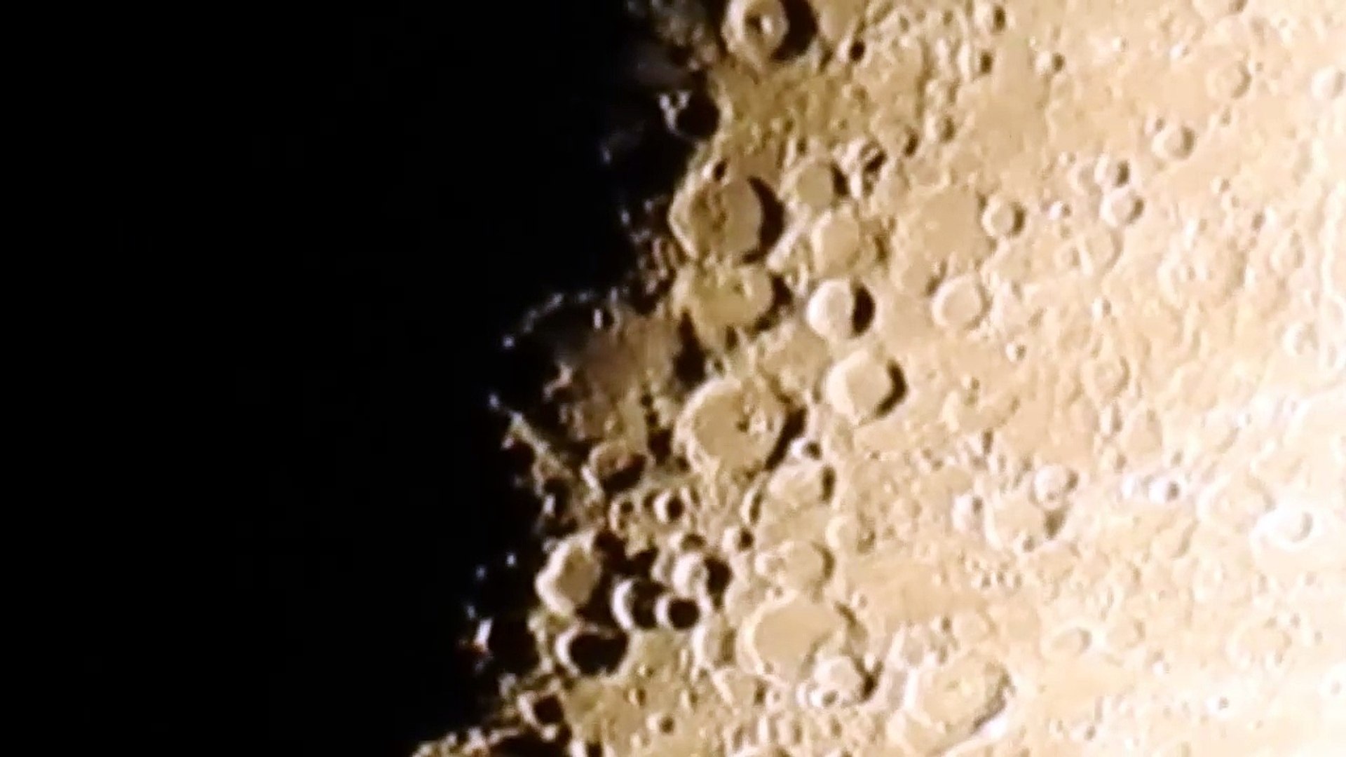 ⁣Half Moon (right side lit) super zoom zoom test