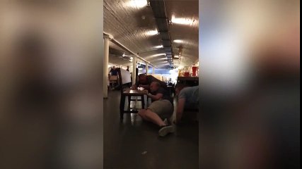 Londres: todos al suelo dentro de un bar y estrés por grabar con un móvil