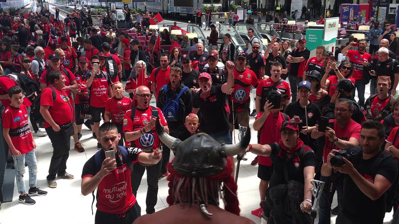 Le Pilou-Pilou des supporters toulonnais à la gare de Lyon
