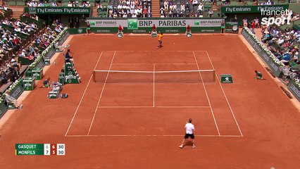 VIDÉO. Roland-Garros 2017 : Magnifique revers de Gasquet pour s'offrir le second set ! (6-7, 7-5)
